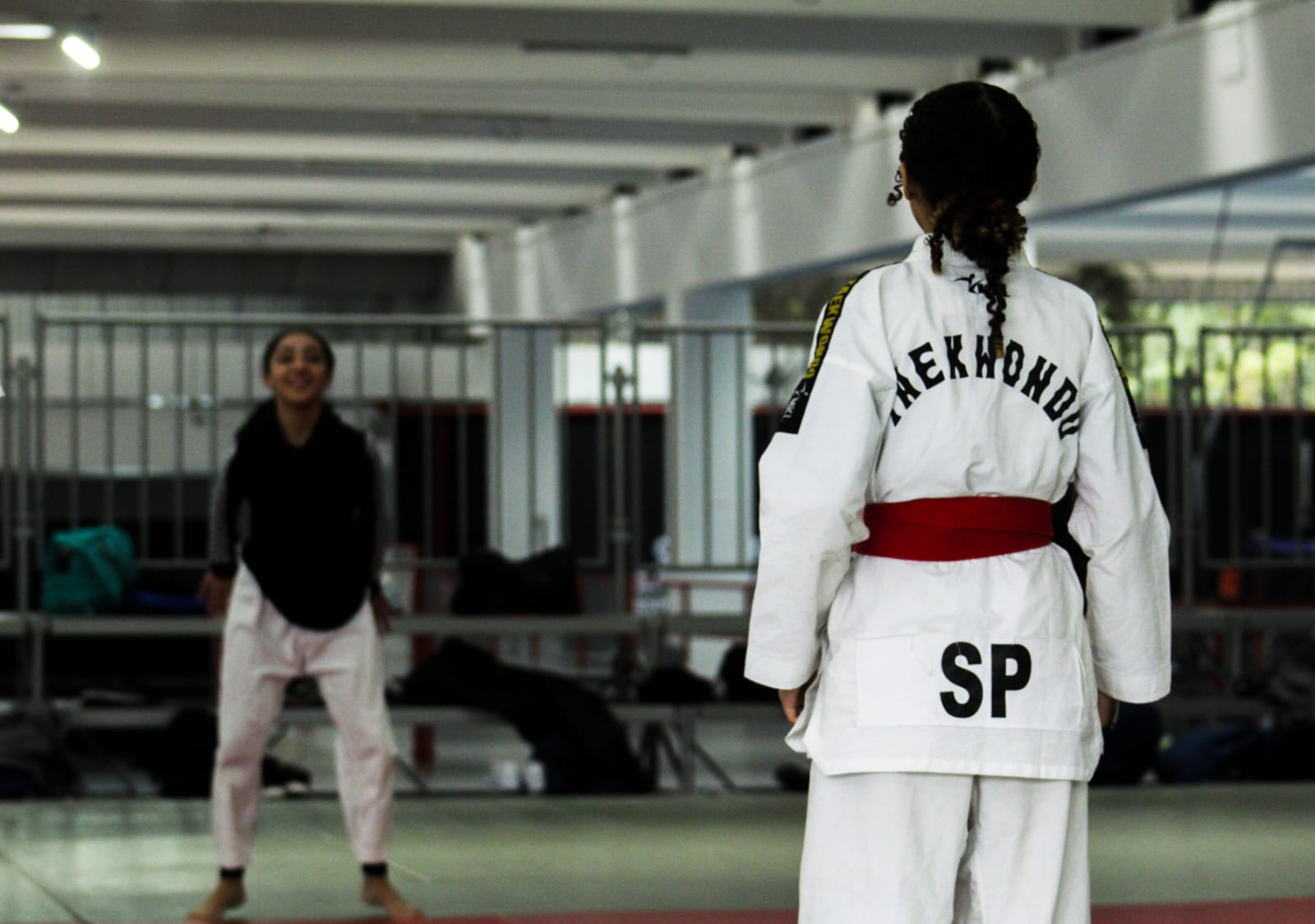 Na imagem, munícipe treinando taekwondo no COTP.